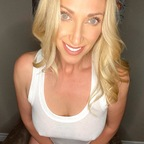 View Above Average Housewife (aahousewife) OnlyFans 188 Photos and 32 Videos leaked 

 profile picture