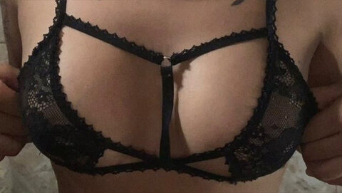 Header of xocloerosezxo